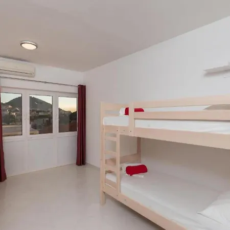 Free Bird - Bed In Four Bed Mixed 3 * 두브로브니크